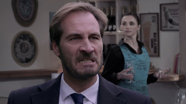 In primo piano Alberto Palladini (Maurizio Aiello) sullo sfondo Lorenza Ferrari ( Giulietta Vanier) &copy; Un Posto al Sole Rai