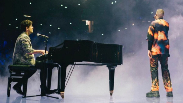 Bad Bunny durante un concerto con Tommy Torres nel 2019.