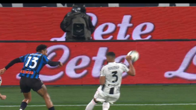 Ederson e Bremer, calcio di rigore per l'Atalanta. Foto &copy; Mediaset Infinity