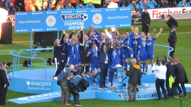 Le Foxes alzano al cielo il trofeo della Premier League 2015-2016.