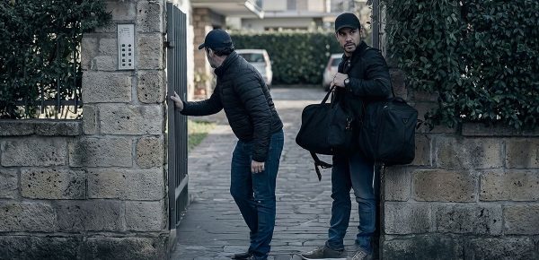 Un posto al sole, trame al 20 febbraio: una videocamera di sorveglianza  riprende Eduardo