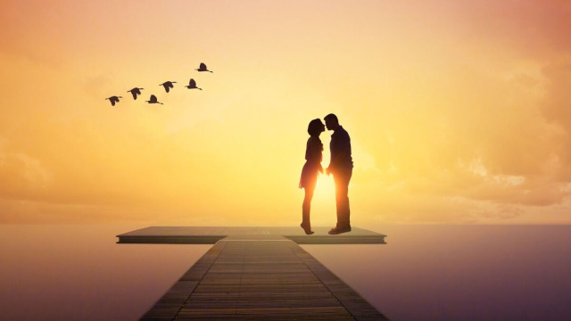 Coppia di innamorati al tramonto (&copy;pixabay.com)