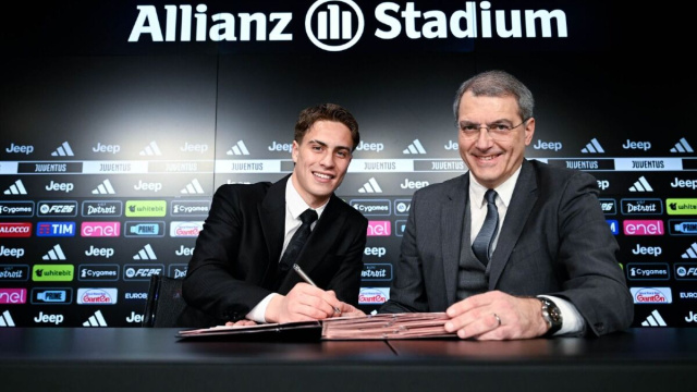 Kenan Yildiz e Damien Comolli. Foto &copy; Juventus FC