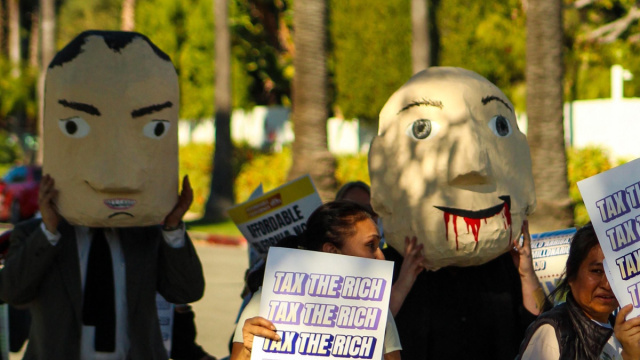 OC] Scene da un raduno "People Over Billionaires" e marcia lungo ... &copy; Creative Commons