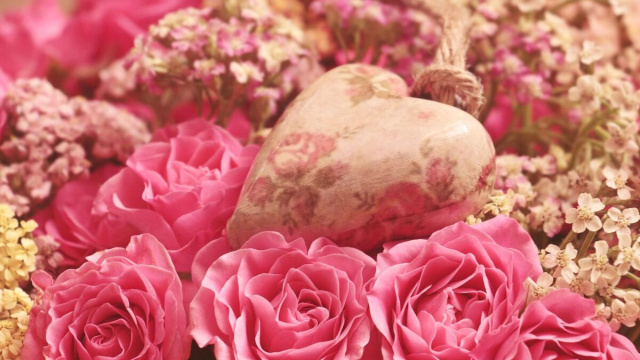 Decorazioni a forma di cuore e rose (&copy;pixabay.com)