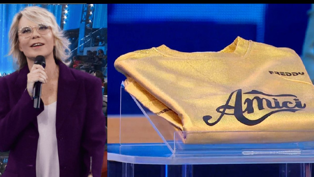 Maria De Filippi e la maglia del serale di Amici &copy; Canale 5.