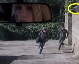 Stella riflessa nello specchietto osserva preoccupata Eduardo e Angelo &copy; Un Posto al Sole Rai