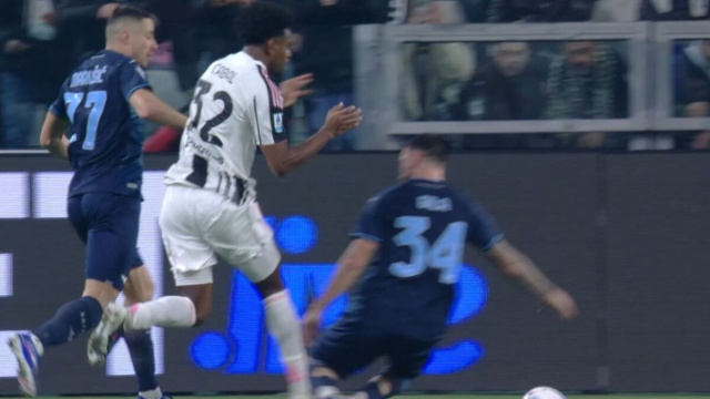Cabal e Gila, contatto in Juve-Lazio. Foto &copy; Pressing