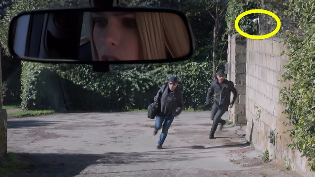 Stella riflessa nello specchietto osserva preoccupata Eduardo e Angelo &copy; Un Posto al Sole Rai