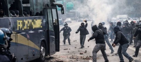 Violenti scontri tra tifosi del Frosinone e del Savoia, autostrada bloccata