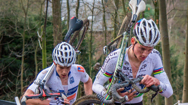 File:Mathieu van der Poel in front of Wout Van Aert (24505539275 ... &copy; Creative Commons