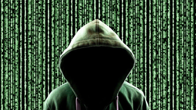 Hacker e codici (foto da Pixabay).