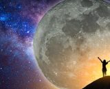 Silhouette che osserva la luna e le stelle &copy; Pixabay.