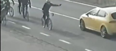 Automobilista tenta di investire un gruppo di ciclisti per futili motivi (Video)