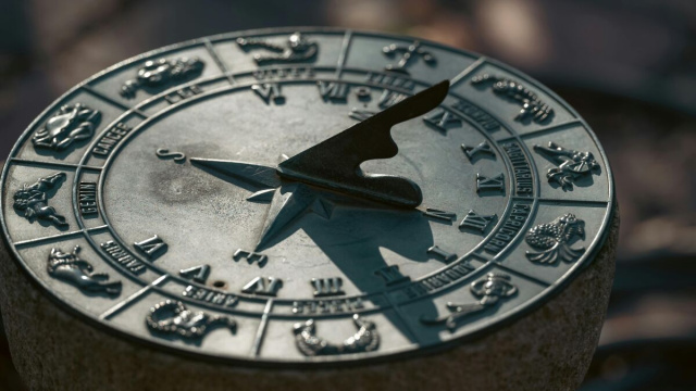 Orologio con segni zodiacali- &copy;Pexels