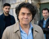 In primo piano Attilio Grillo (Pietro Bontempo), sullo sfondo Damiano (Luigi Miele) e Eduardo ( Fiorenzo Madonna) &copy; Un Posto al Sole Rai