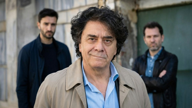 In primo piano Attilio Grillo (Pietro Bontempo), sullo sfondo Damiano (Luigi Miele) e Eduardo ( Fiorenzo Madonna) &copy; Un Posto al Sole Rai