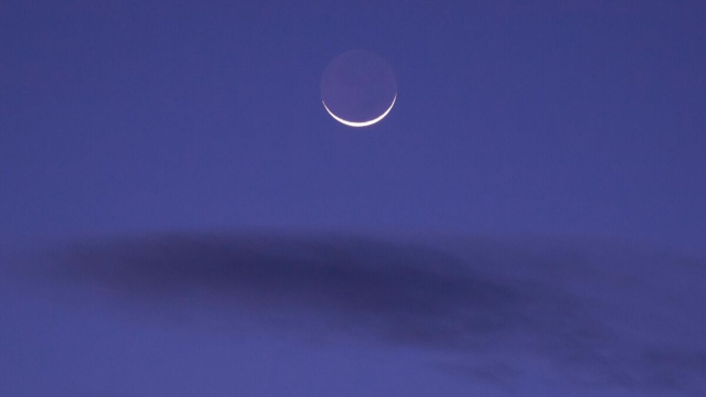 Luna crescente nel cielo viola- &copy;Pexels