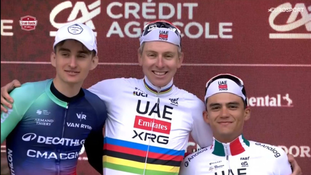 Paul Seixas e Tadej Pogacar sul podio della Strade Bianche - &copy; Screenshot Eurosport