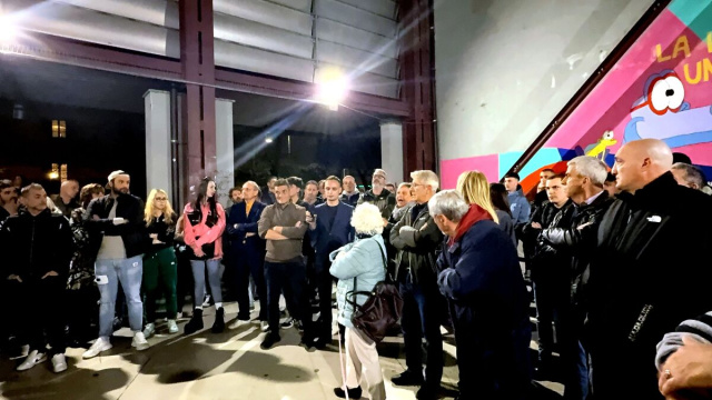 Cittadini alla stazione ferroviaria di Ivrea in un presidio serale sulla sicurezza ai piedi della passerella (foto d'archivio)