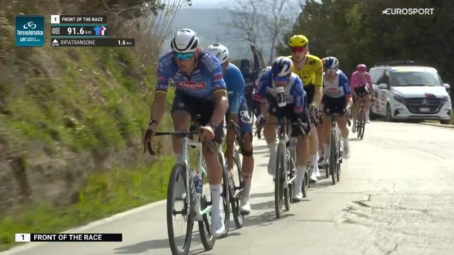 Mathieu Van der Poel sulla salita di Ripatransone - &copy; Screenshot Eurosport