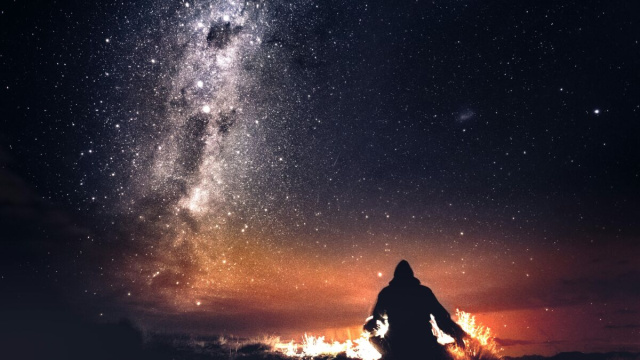 Uomo che osserva le stelle- &copy; Pexels