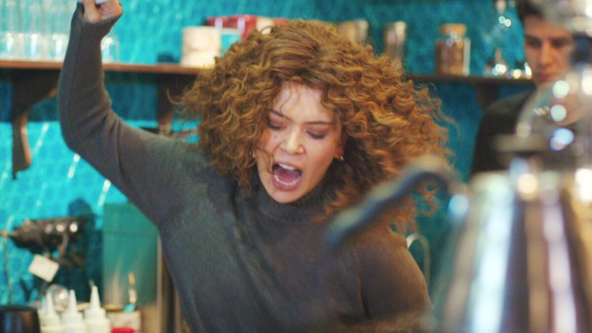 La forza di una donna puntate turche: Emre licenzia Sirin per aver preso in giro  Satilmis