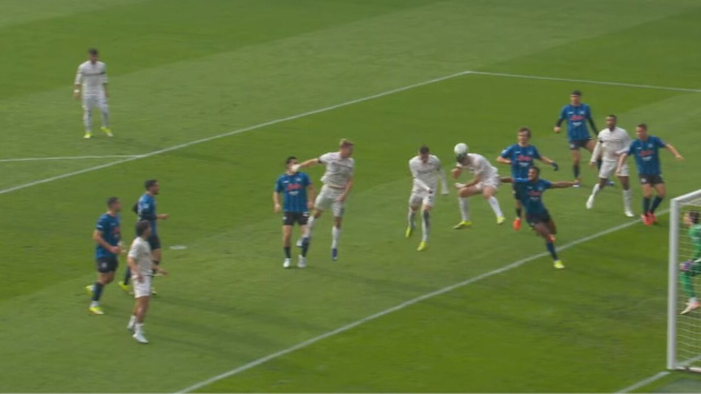 Beukema colpisce la palla di testa con la maglia del Napoli contro l'Atalanta.