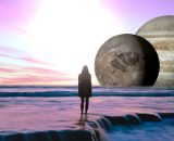 Donna che ammira i pianeti &copy; Pixabay