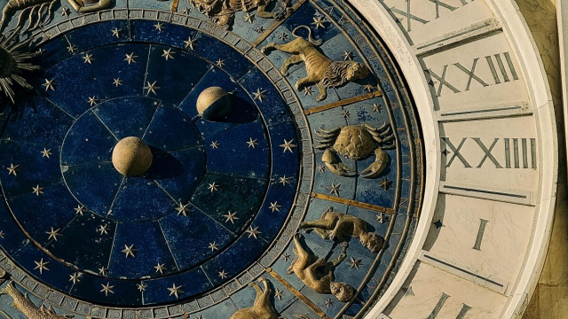 Torre dell'orologio dello Zodiaco-&copy;Pexels