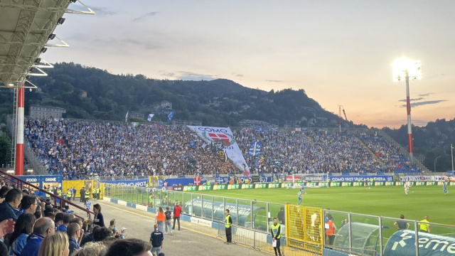 Vista verso la "Curva Como" dello stadio Sinigaglia durante una partita interna del Como