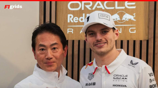 Il presidente Honda, Koji Watanabe, rende omaggio a Max Verstappen ... &copy; Creative Commons