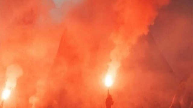 Tifosi allo stadio con fumogeni @ Immagine I.A.