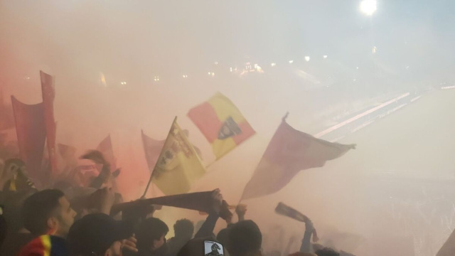 Tifosi del Lecce allo stadio, in Curva