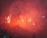 Spettatori allo stadio con fumogeni @ Immagine I.A.