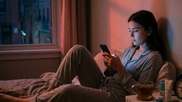 RBP: una ragazza che guarda il telefono a letto &copy; Pixabay