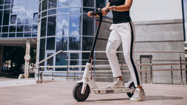 Una persona sul monopattino (creative commons).