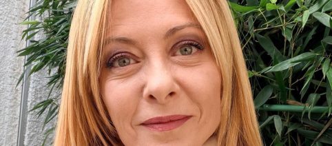 Meloni, ore di tensione per il risultato del referendum: si alza la posta in gioco