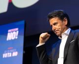 Giuseppe Conte feateggia dopo la vittoria del no al referendum costituzionale (&copy; Facebook)