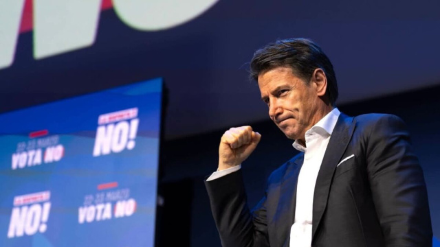 Giuseppe Conte feateggia dopo la vittoria del no al referendum costituzionale (&copy; Facebook)