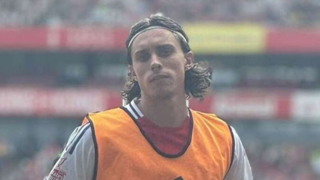 Riccardo Calafiori con la maglia dell'Arsenal.
