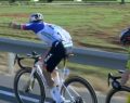 Evenepoel attacca e litiga con Vingegaard, poi cade, la vittoria a Dorian Godon (Video)