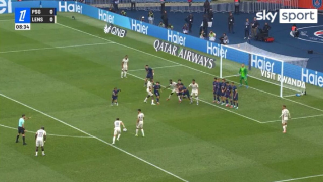 Frame della gara d'andata tra Psg e Lens. (Sky Sport).