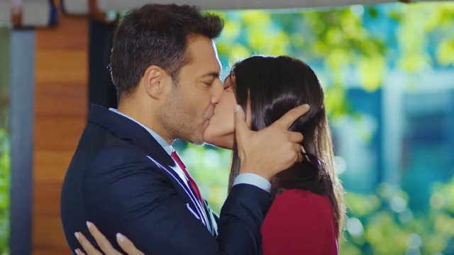 Leyla e Kaya (Tuvana T&uuml;rkay e Barış Kılı&ccedil;) - Forbidden Fruit &copy; Mediaset