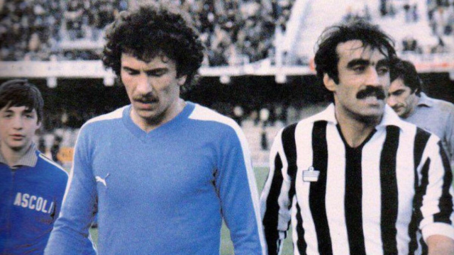 Savoldi al Napoli nella stagione 1978-1979, mentre esce dal campo con Pietro Anastasi dell'Ascoli.