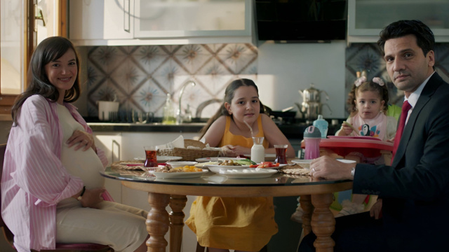 Ceylin, Mercan, la secondogenita dei Kaya e Ilgaz - screenshot © Segreti di famiglia