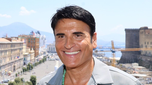 Il cantante Sal Da Vinci a un evento promozionale a Palazzo San Giacomo, Napoli.