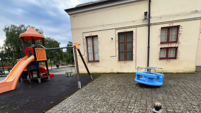 Enna - Una giostrina distrutta, un bene comune ferito &copy; Creative Commons