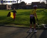 Wout van Aert costretot a cambiare bici - &copy; Screenshot Eurosport