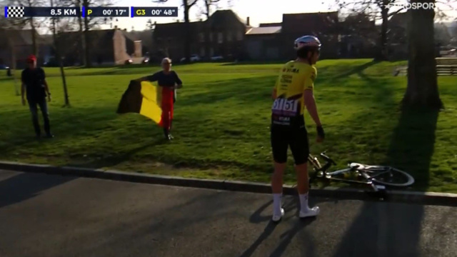 Wout van Aert costretot a cambiare bici - &copy; Screenshot Eurosport